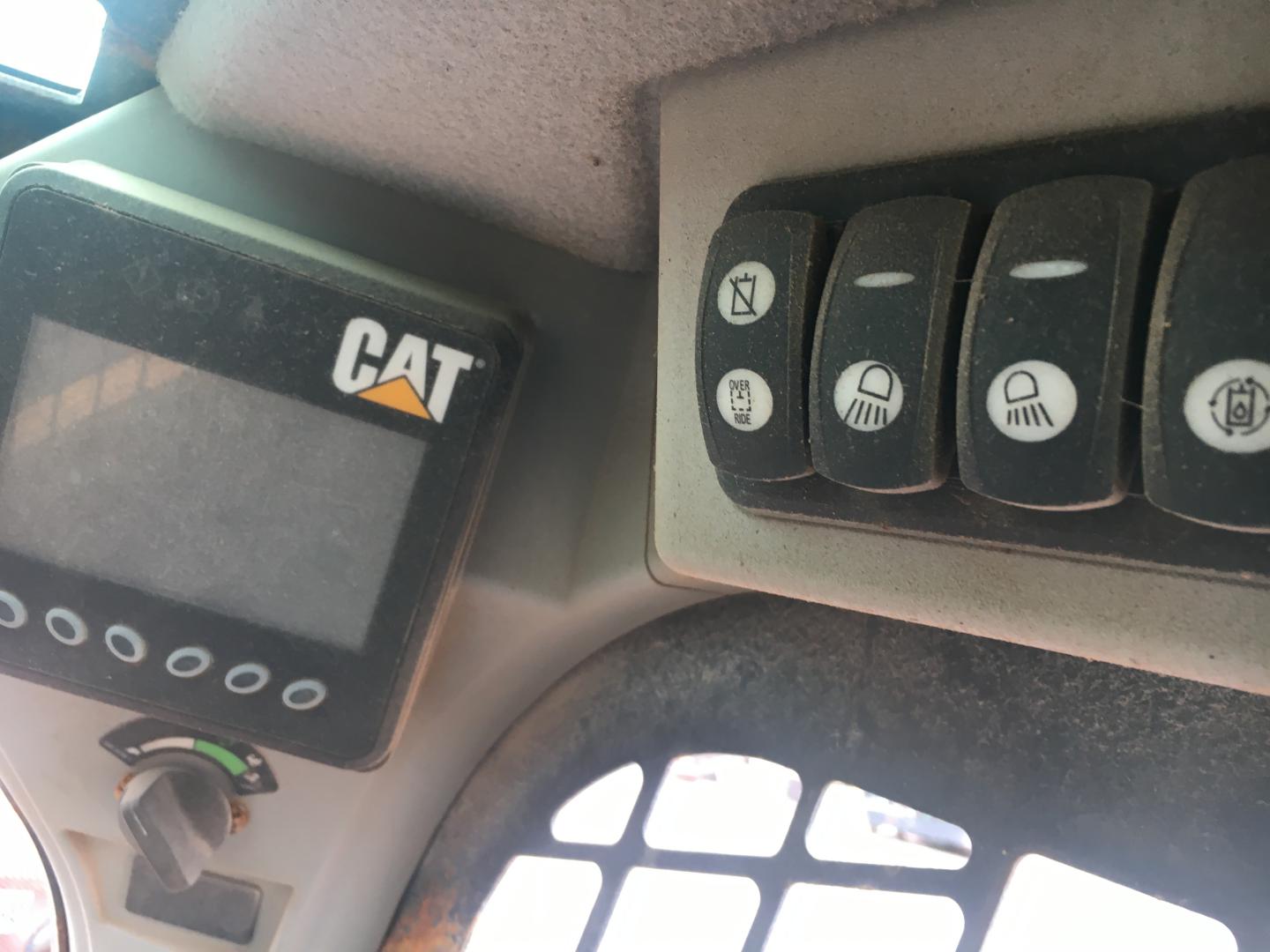 ./imagenes/INVOICE/2019/16561/MINICARGADOR CAT 242D PARA PARTES (10).JPG